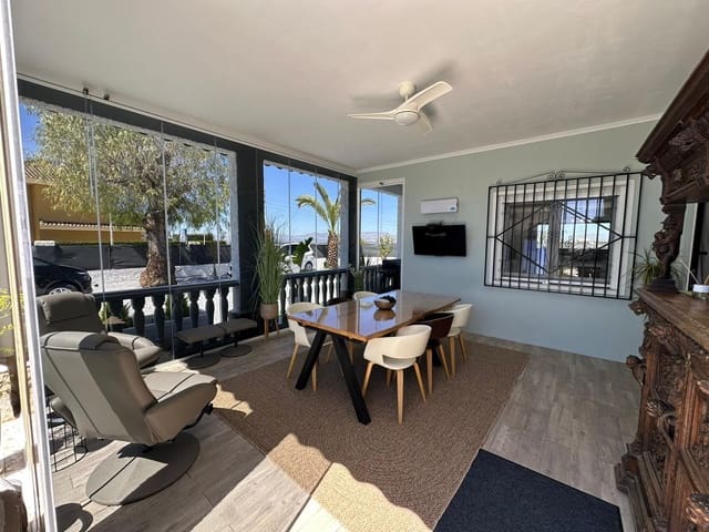 4 makuuhuone Huvila myytävänä paikassa La Marina, Elche / Elx mukana uima-altaan 
autotalli - 520 000 € (Ref: 9748404)