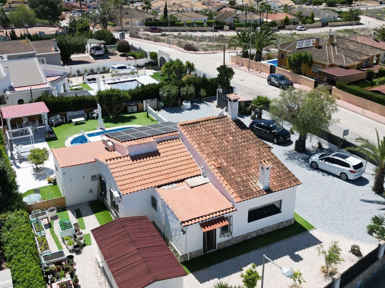 4 makuuhuone Huvila myytävänä paikassa La Marina mukana uima-altaan 
autotalli - 520 000 € (Ref: 9748404)