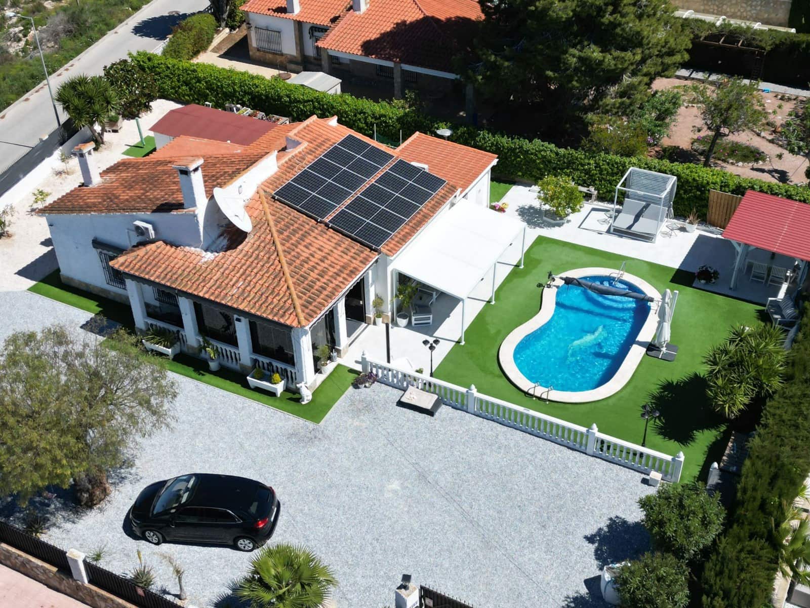 4 makuuhuone Huvila myytävänä paikassa La Marina mukana uima-altaan 
autotalli - 520 000 € (Ref: 9748404)