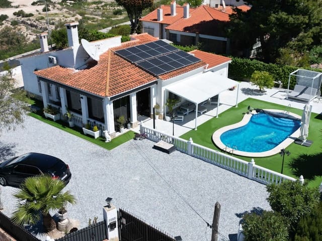 4 makuuhuone Huvila myytävänä paikassa La Marina, Elche / Elx mukana uima-altaan 
autotalli - 520 000 € (Ref: 9748404)