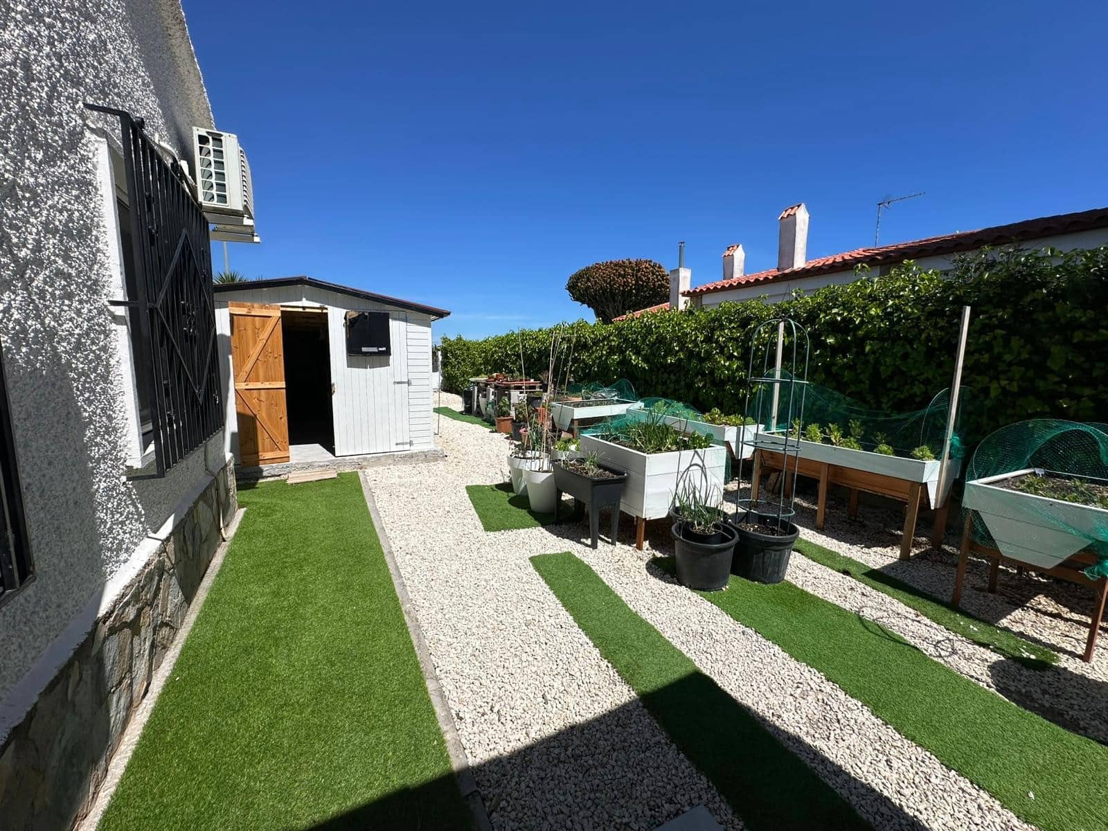 4 makuuhuone Huvila myytävänä paikassa La Marina mukana uima-altaan 
autotalli - 520 000 € (Ref: 9748404)