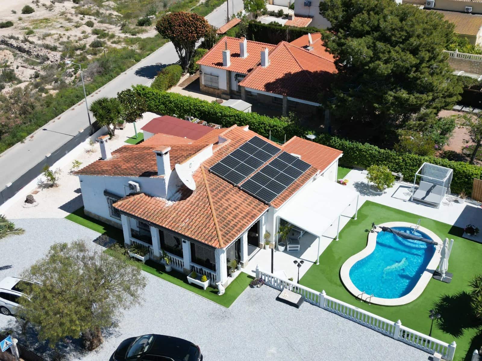 4 makuuhuone Huvila myytävänä paikassa La Marina mukana uima-altaan 
autotalli - 520 000 € (Ref: 9748404)