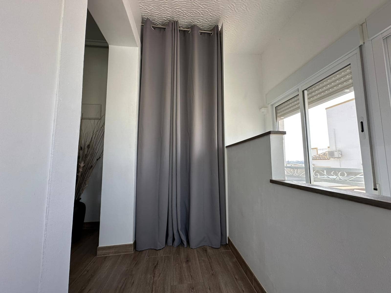 4 makuuhuone Huvila myytävänä paikassa La Marina mukana uima-altaan 
autotalli - 230 000 € (Ref: 9761295)