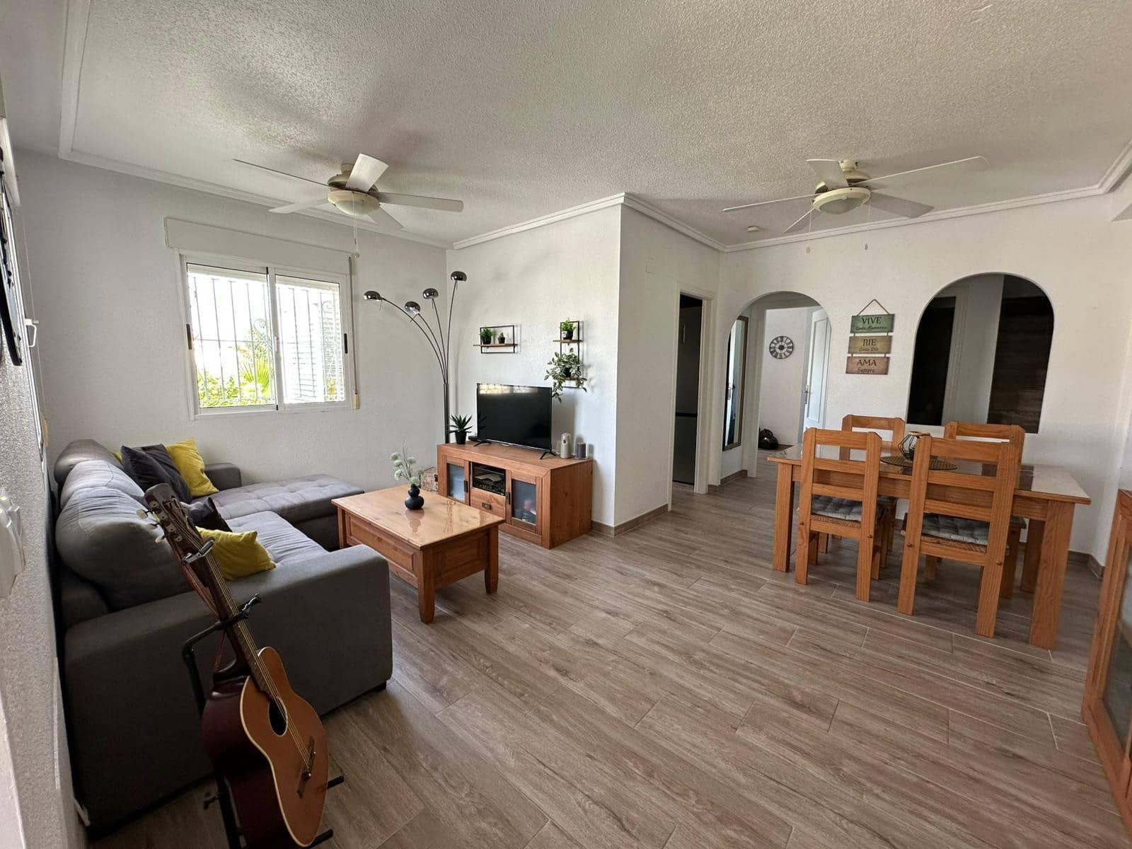 4 makuuhuone Huvila myytävänä paikassa La Marina mukana uima-altaan 
autotalli - 230 000 € (Ref: 9761295)