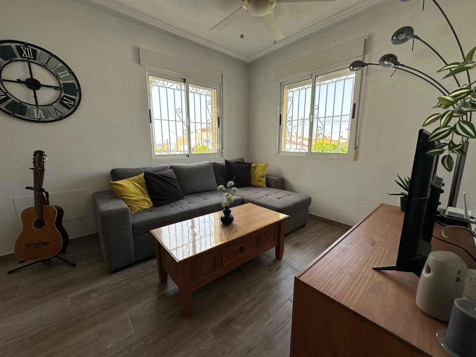 4 makuuhuone Huvila myytävänä paikassa La Marina mukana uima-altaan 
autotalli - 230 000 € (Ref: 9761295)