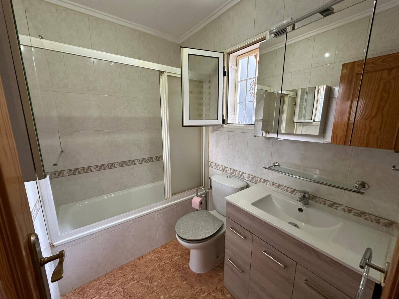 2 soverom Kjedet enebolig til salgs i La Marina med svømmebasseng garasje - € 208 000 (Ref: 9797755)