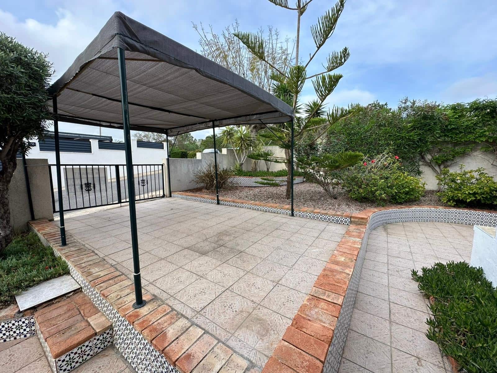 2 soverom Kjedet enebolig til salgs i La Marina med svømmebasseng garasje - € 208 000 (Ref: 9797755)