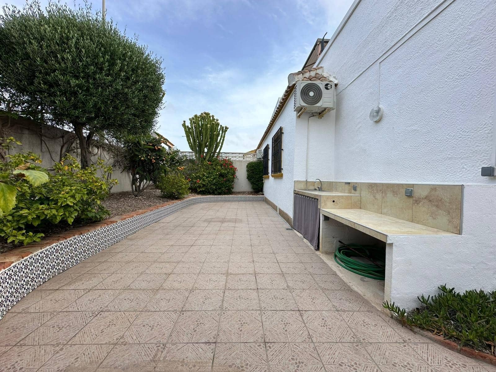 2 soverom Kjedet enebolig til salgs i La Marina med svømmebasseng garasje - € 208 000 (Ref: 9797755)