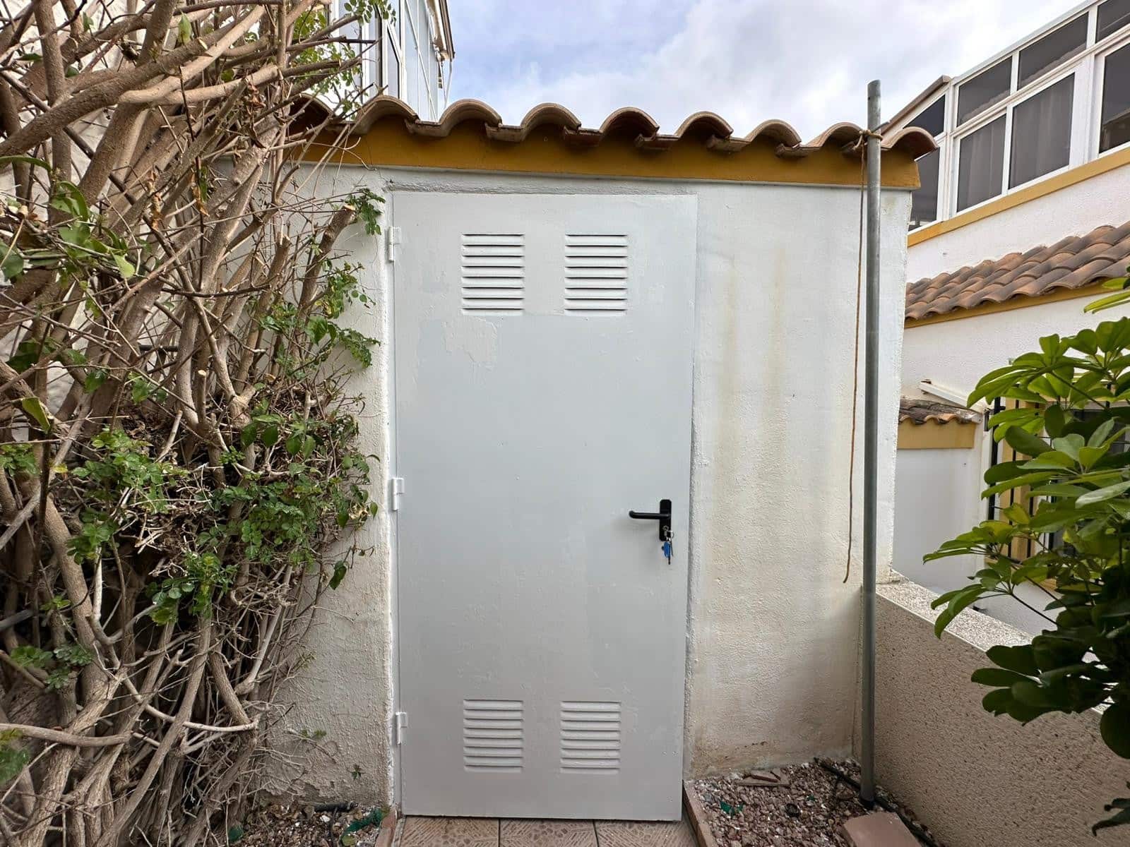 2 soverom Kjedet enebolig til salgs i La Marina med svømmebasseng garasje - € 208 000 (Ref: 9797755)