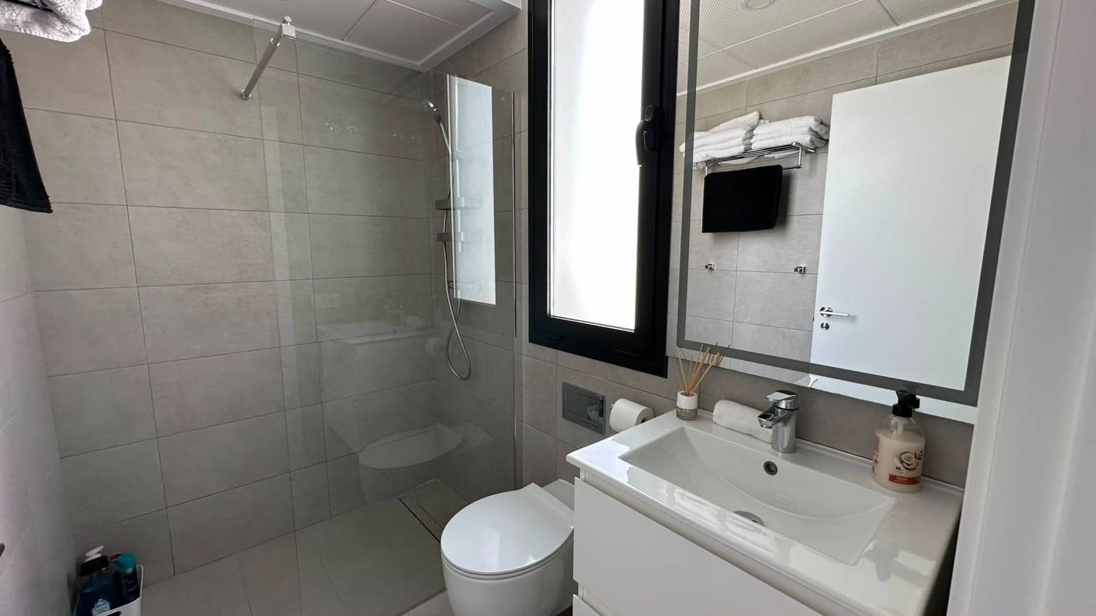 3 makuuhuone Paritalo myytävänä paikassa La Marina mukana uima-altaan 
autotalli - 459 000 € (Ref: 9990932)