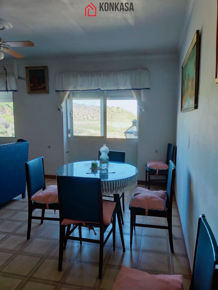 6 bedroom Townhouse for sale in Arcos de la Frontera with garage - € 114,000 (Ref: 9446801)