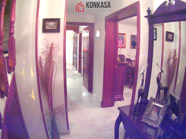 Casa de 4 habitaciones en Arcos de la Frontera en venta - 200.000 € (Ref: 9446809)