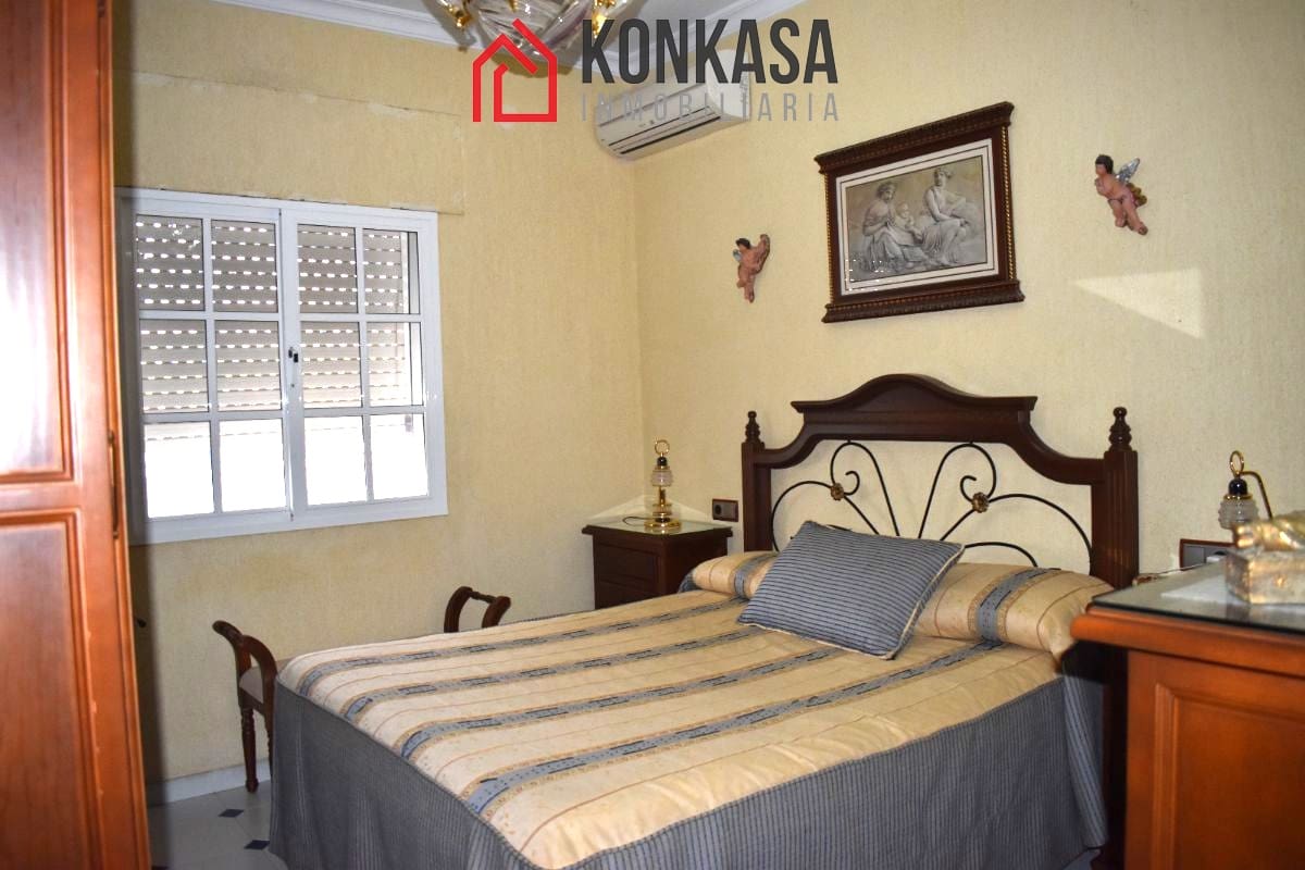 5 bedroom Townhouse for sale in Arcos de la Frontera with garage - € 140,000 (Ref: 9446825)