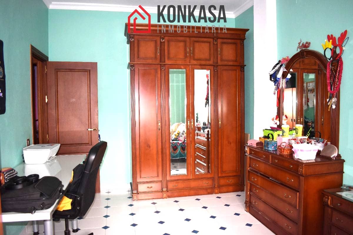 5 bedroom Townhouse for sale in Arcos de la Frontera with garage - € 140,000 (Ref: 9446825)