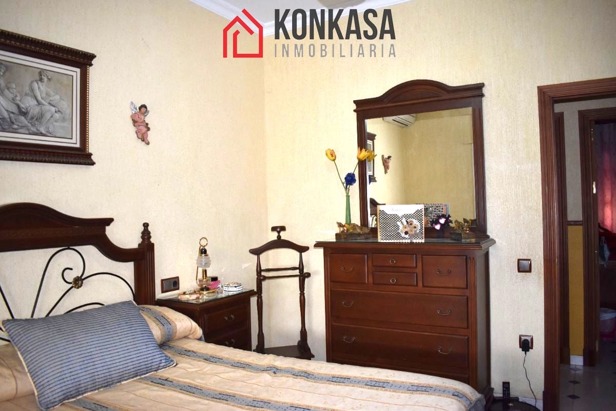 5 bedroom Townhouse for sale in Arcos de la Frontera with garage - € 140,000 (Ref: 9446825)