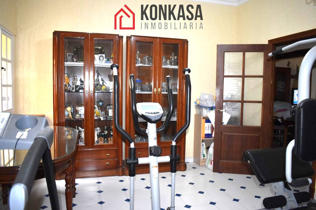 5 bedroom Townhouse for sale in Arcos de la Frontera with garage - € 140,000 (Ref: 9446825)