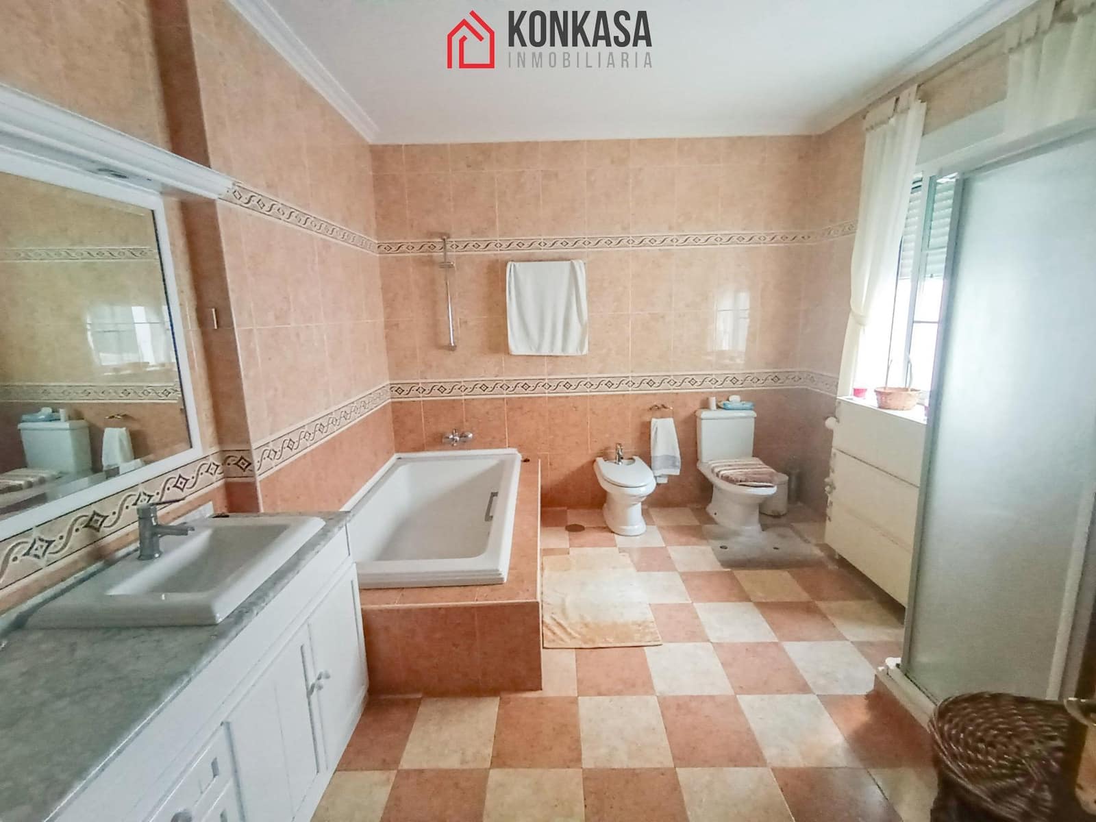 Casa de 4 habitaciones en Arcos de la Frontera en venta con garaje - 190.000 € (Ref: 9446840)