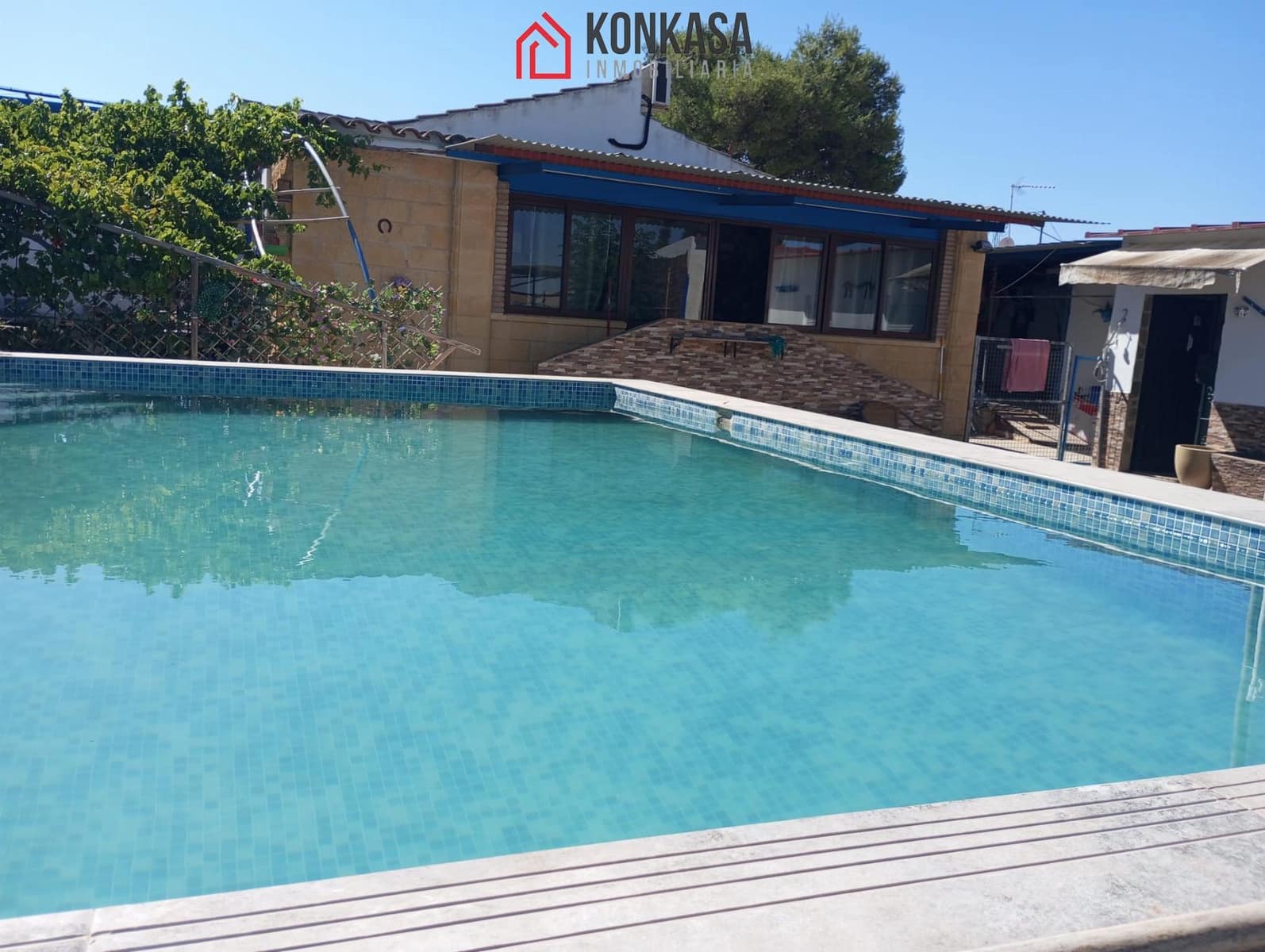 4 bedroom Finca/Country House for sale in Arcos de la Frontera with pool garage - € 190,000 (Ref: 9446865)