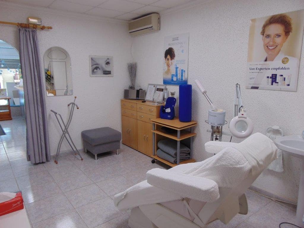 4 bedroom Commercial for sale in Torrevieja - € 96,500 (Ref: 6744055)