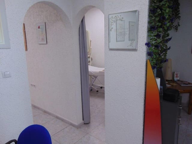 4 bedroom Commercial for sale in Torrevieja - € 96,500 (Ref: 6744055)