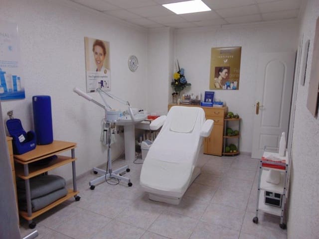 4 bedroom Commercial for sale in Torrevieja - € 96,500 (Ref: 6744055)