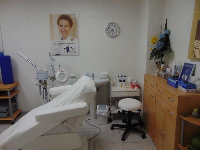 4 bedroom Commercial for sale in Torrevieja - € 96,500 (Ref: 6744055)