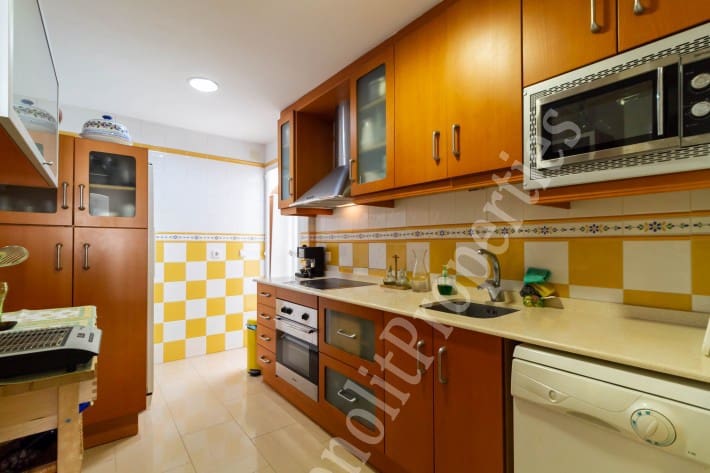 3 bedroom Apartment for rent in Torrevieja with garage - € 750 (Ref: 6510306)