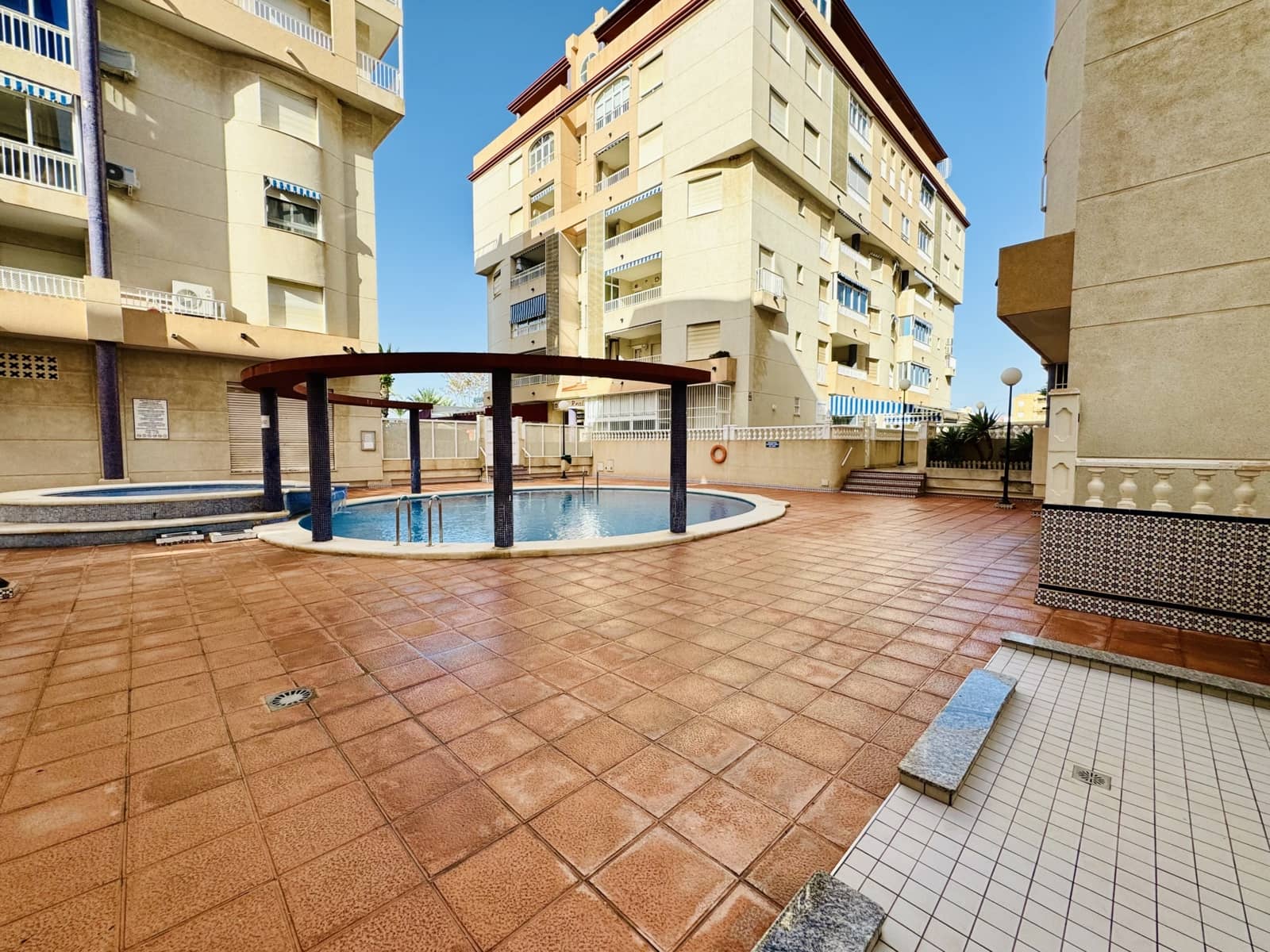 2 slaapkamer Appartement te huur in Guardamar del Segura met zwembad - € 550 (Ref: 8925915)