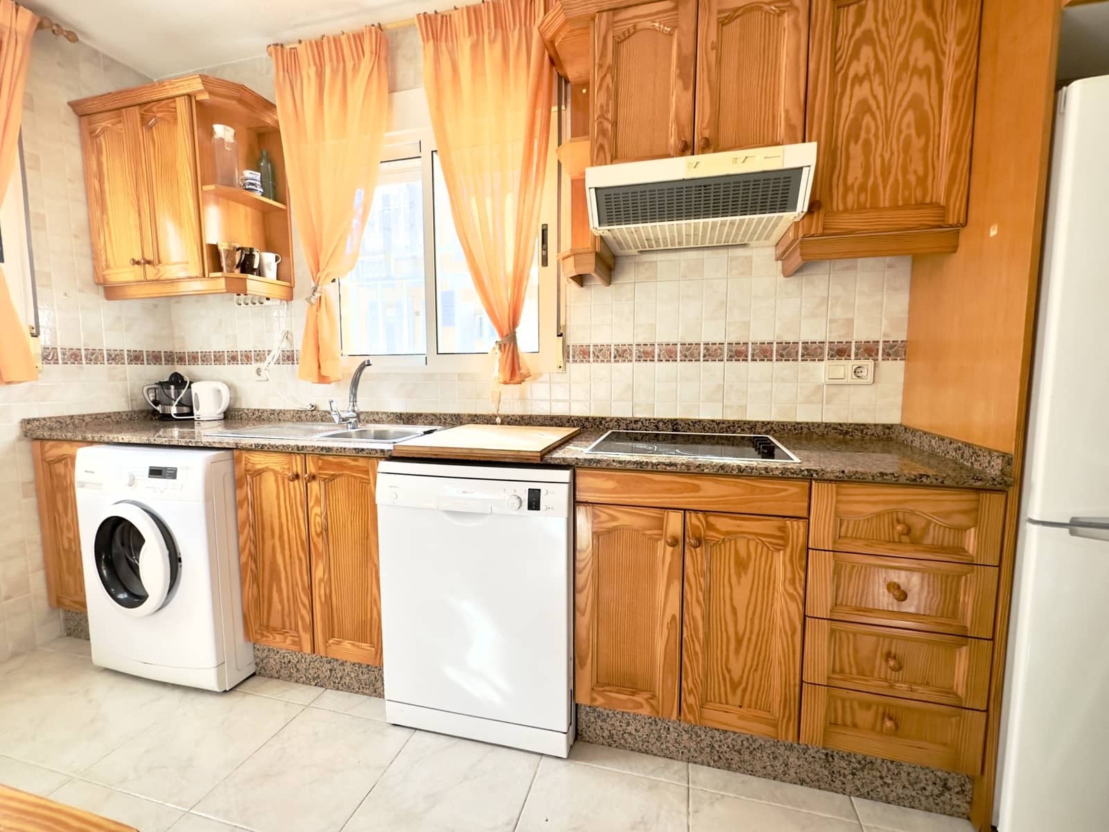 Apartamento de 3 habitaciones en Guardamar del Segura en alquiler con piscina - 700 € (Ref: 8929462)