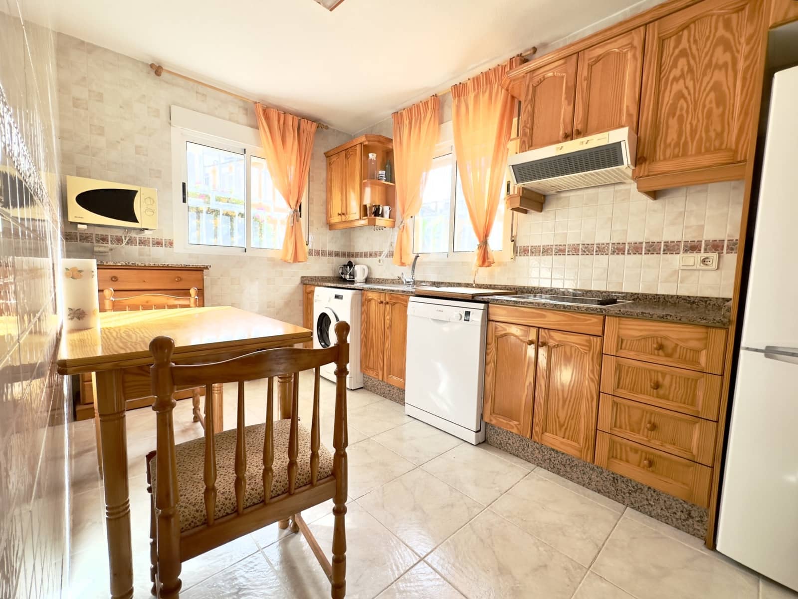 Apartamento de 3 habitaciones en Guardamar del Segura en alquiler con piscina - 700 € (Ref: 8929462)