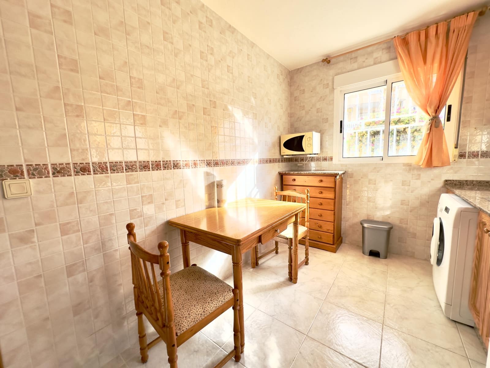 Apartamento de 3 habitaciones en Guardamar del Segura en alquiler con piscina - 700 € (Ref: 8929462)
