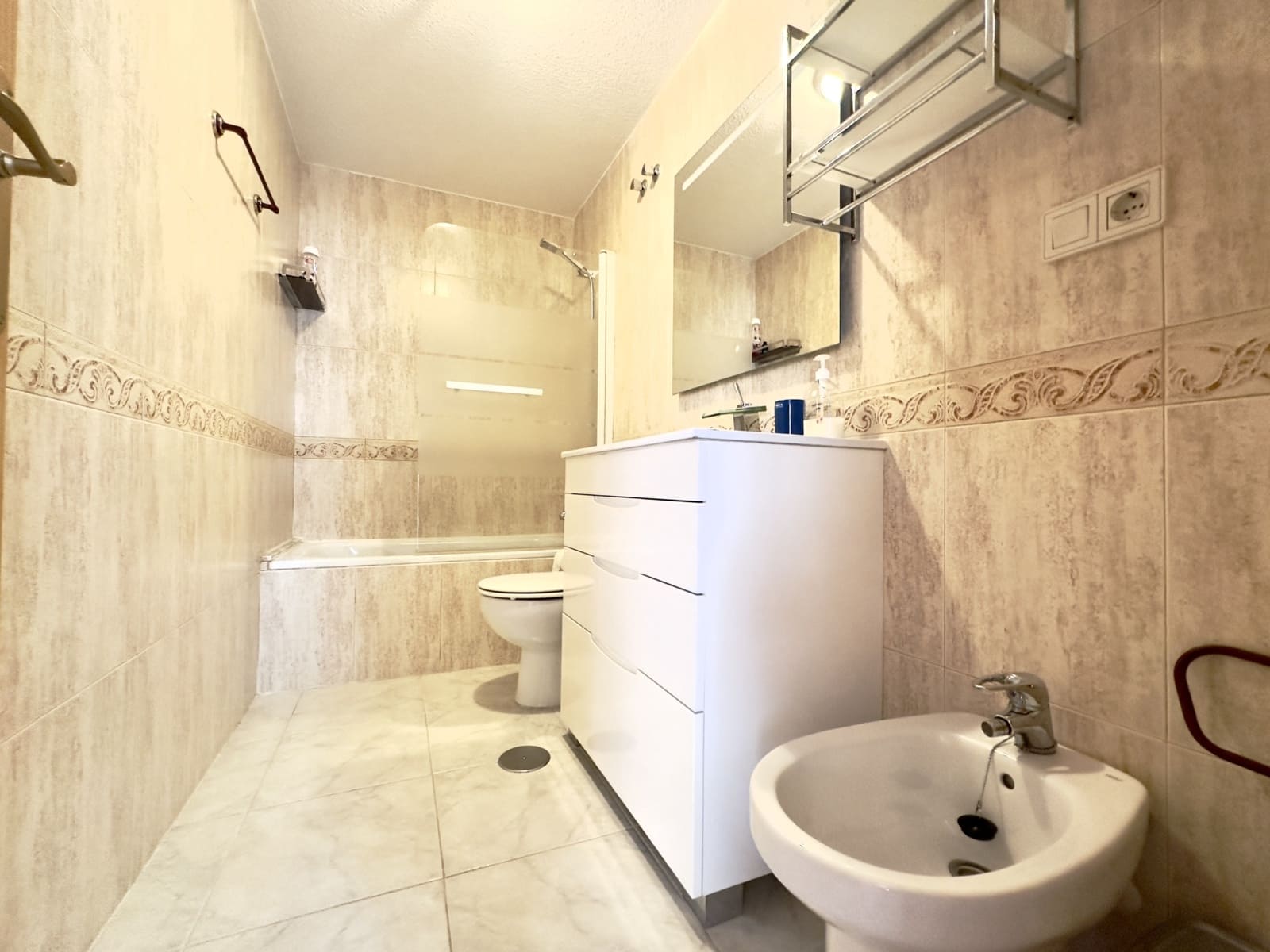 Apartamento de 3 habitaciones en Guardamar del Segura en alquiler con piscina - 700 € (Ref: 8929462)