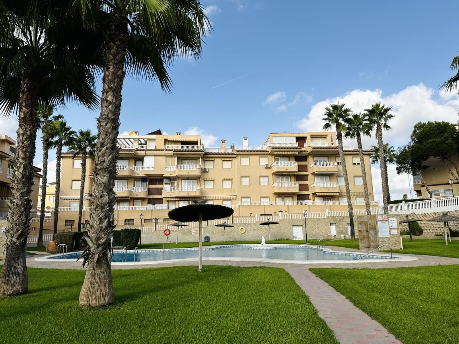 Apartamento de 3 habitaciones en Guardamar del Segura en alquiler con piscina - 700 € (Ref: 8929462)