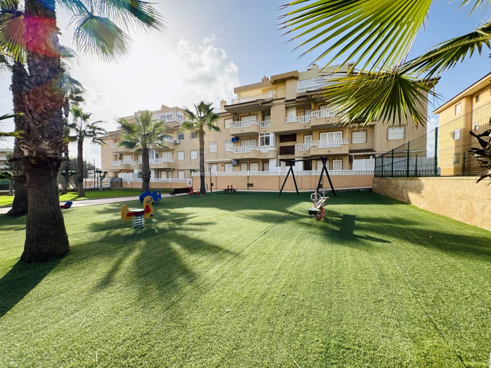 Apartamento de 3 habitaciones en Guardamar del Segura en alquiler con piscina - 700 € (Ref: 8929462)