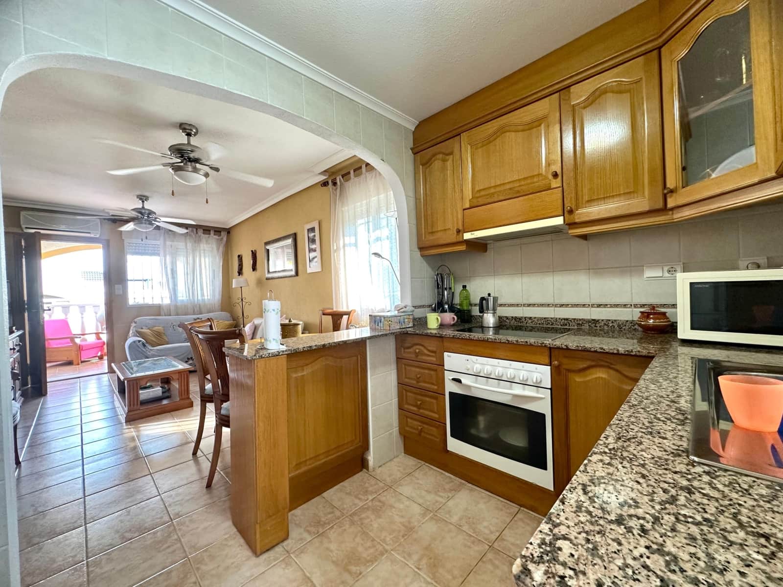 3 makuuhuone Bungalow vuokrattavana paikassa Guardamar del Segura mukana uima-altaan 
autotalli - 750 € (Ref: 9184878)