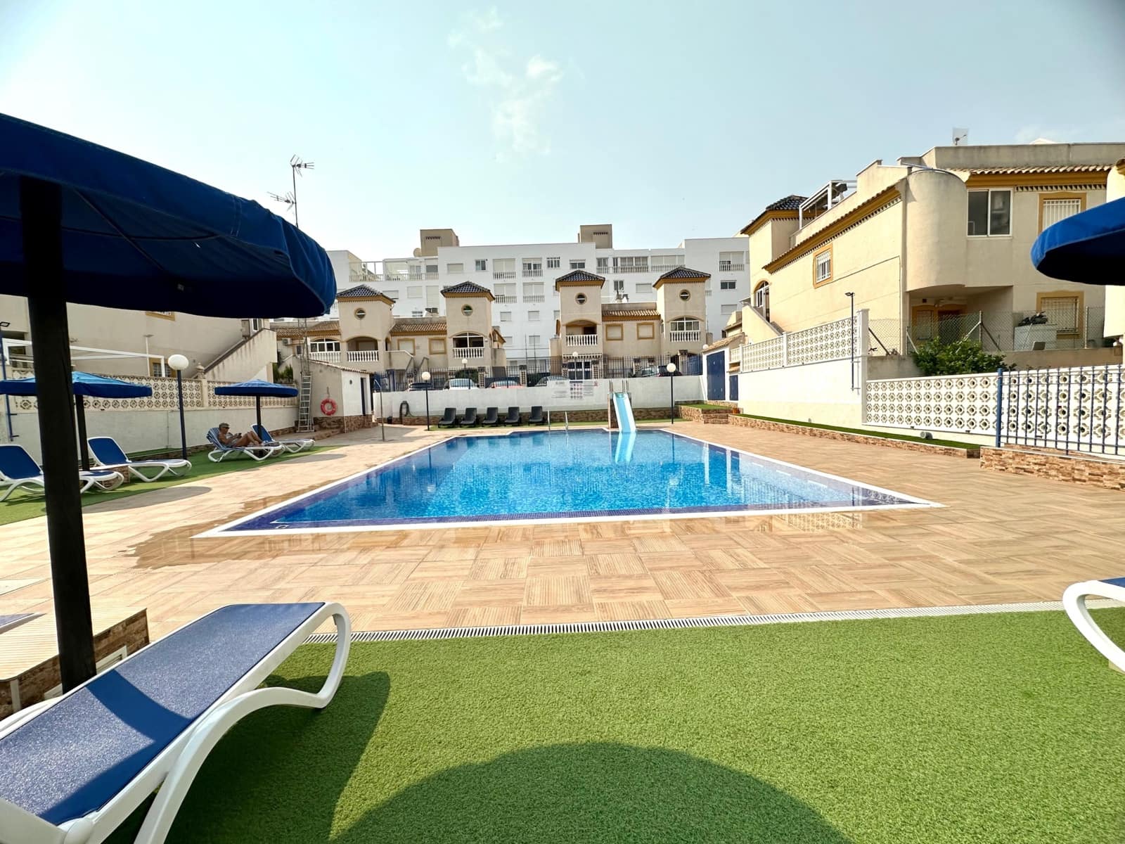 3 makuuhuone Bungalow vuokrattavana paikassa Guardamar del Segura mukana uima-altaan 
autotalli - 750 € (Ref: 9184878)
