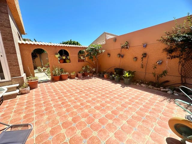 4 Zimmer Villa zu vermieten in Centro - Muelle Pesquero, Torrevieja mit Garage - 1.100 € (Ref: 9207609)