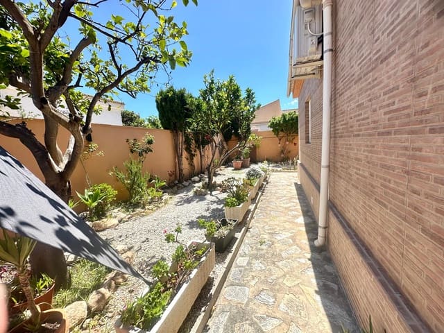 4 Zimmer Villa zu vermieten in Centro - Muelle Pesquero, Torrevieja mit Garage - 1.100 € (Ref: 9207609)