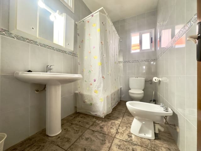 3 makuuhuone Huoneisto vuokrattavana paikassa Zona Pueblo, Guardamar del Segura - 850 € (Ref: 9354173)