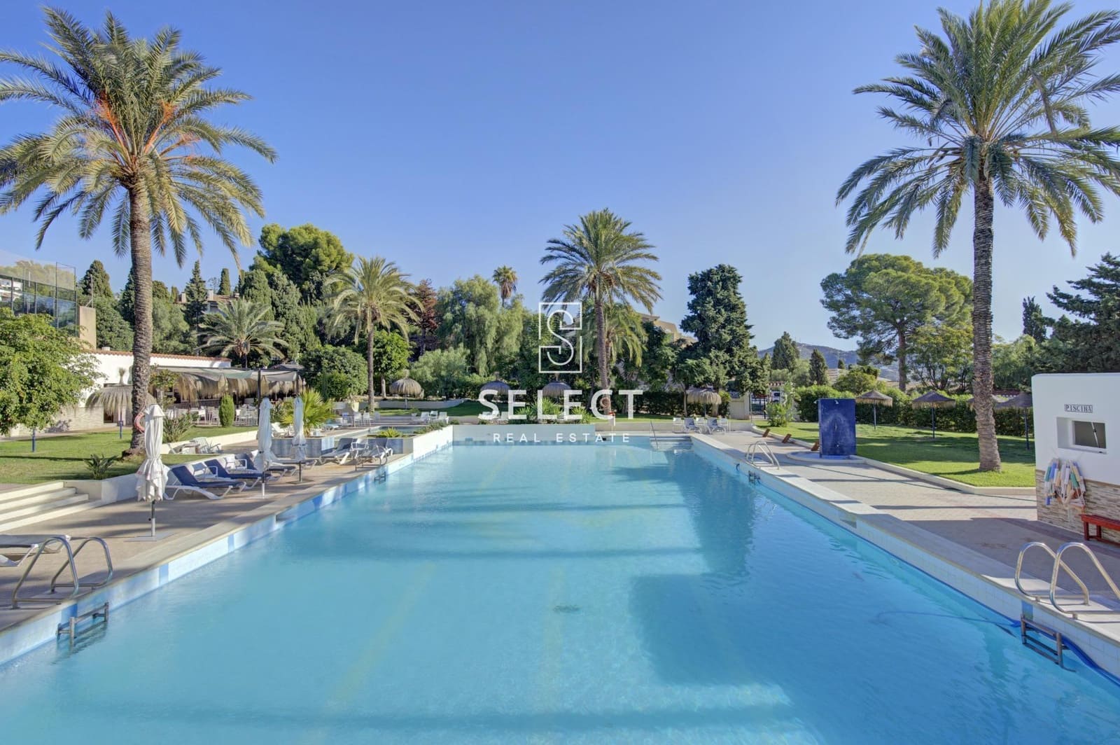 Loft for sale in La Herradura with pool - € 314,000 (Ref: 10089761)