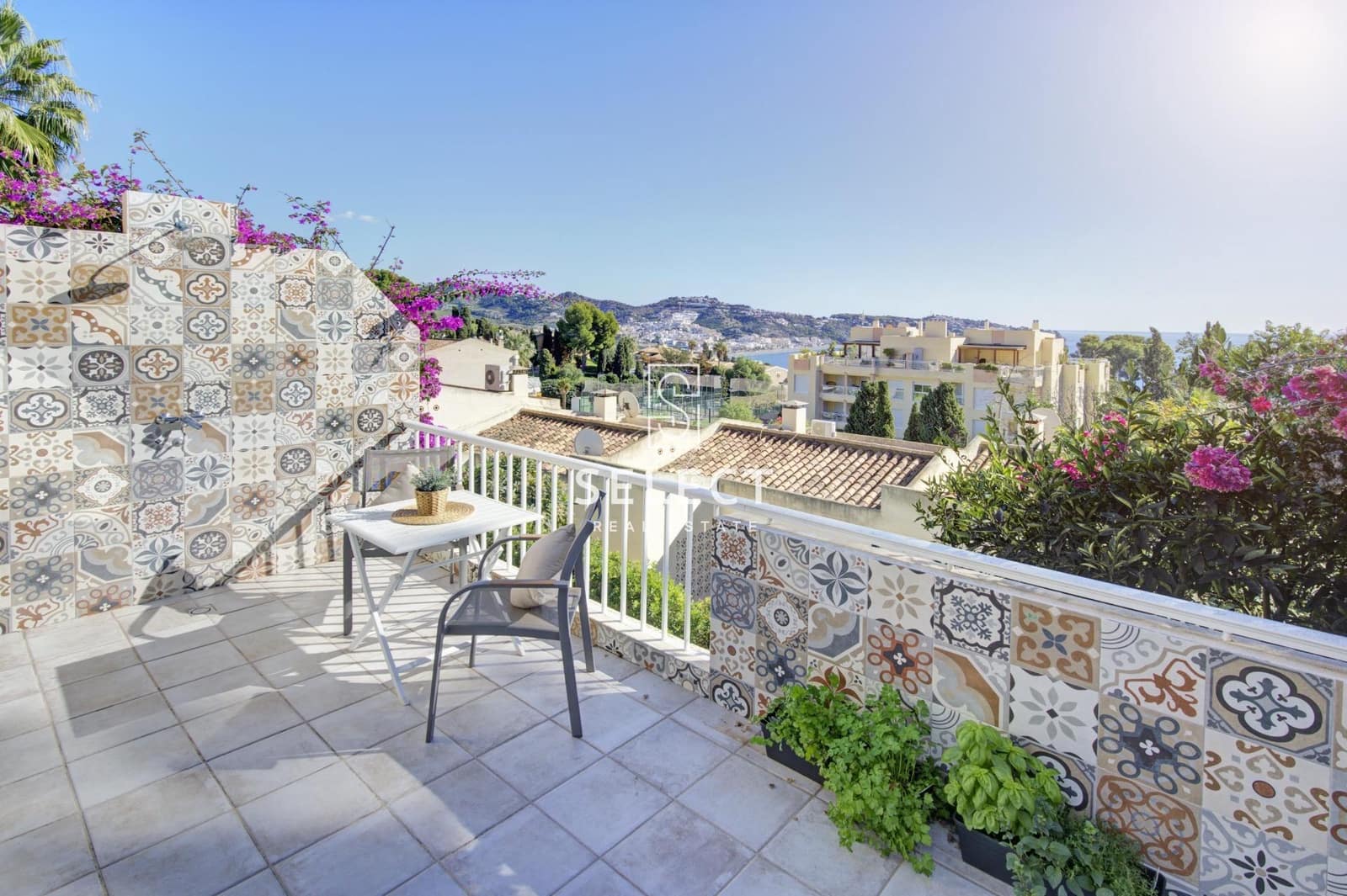 1 soveværelse Lejlighed til salg i La Herradura med swimmingpool - € 295.000 (Ref: 10089762)