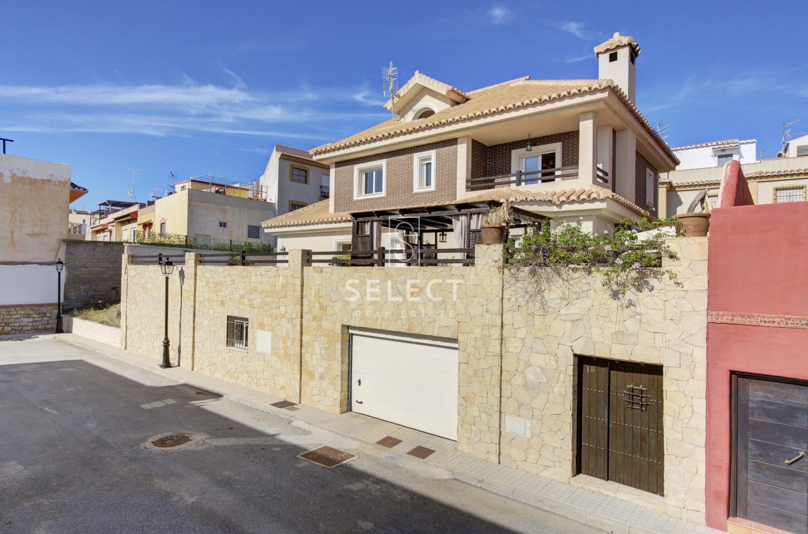 8 soverom Villa til salgs i Motril med svømmebasseng garasje - € 599 000 (Ref: 9403409)