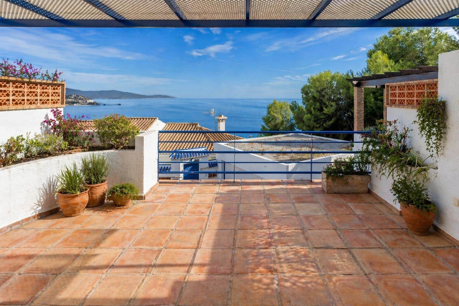 3 slaapkamer Rijtjeshuis te koop in La Herradura met zwembad garage - € 420.000 (Ref: 9410983)