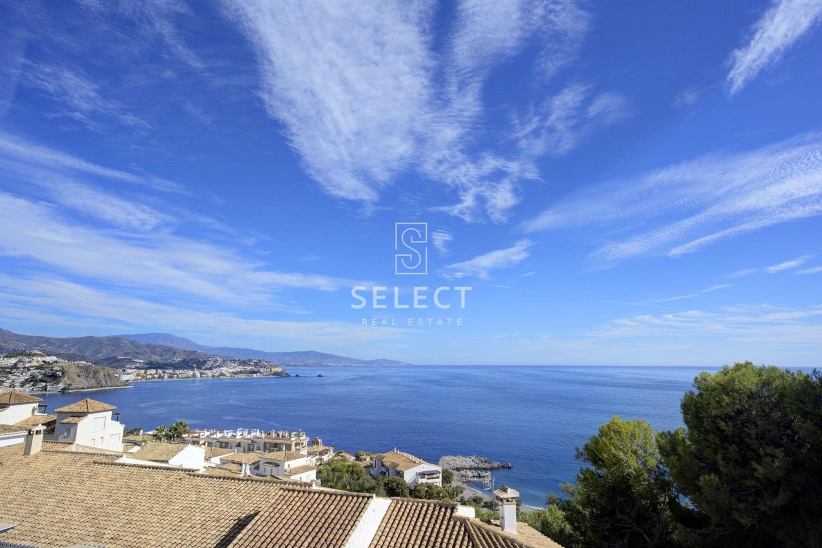 3 slaapkamer Rijtjeshuis te koop in La Herradura met zwembad garage - € 420.000 (Ref: 9410983)