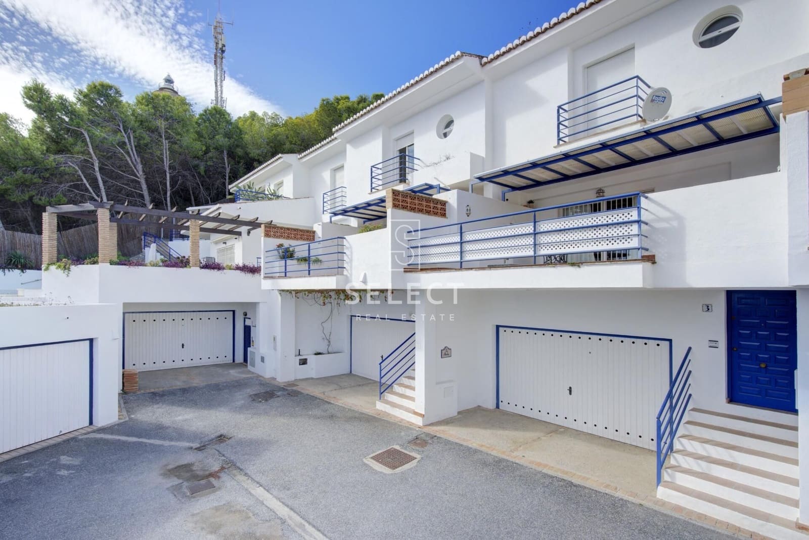 3 slaapkamer Rijtjeshuis te koop in La Herradura met zwembad garage - € 420.000 (Ref: 9410983)