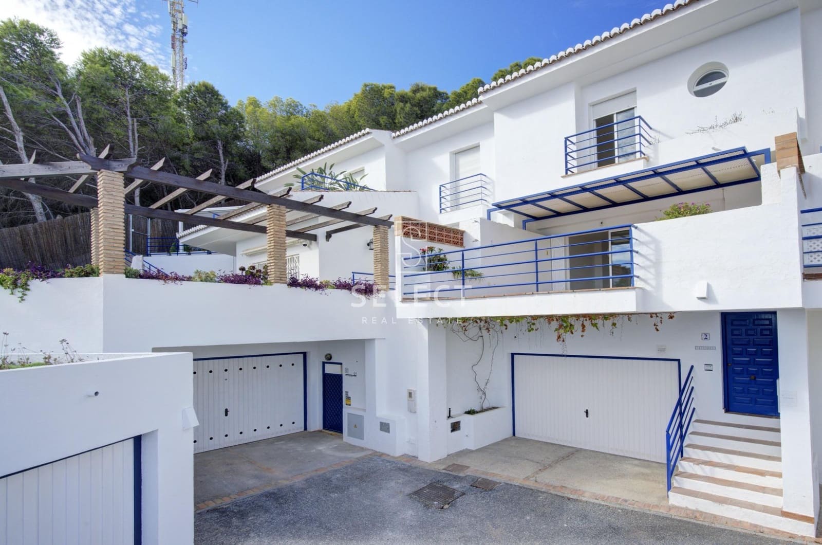 3 slaapkamer Rijtjeshuis te koop in La Herradura met zwembad garage - € 420.000 (Ref: 9410983)