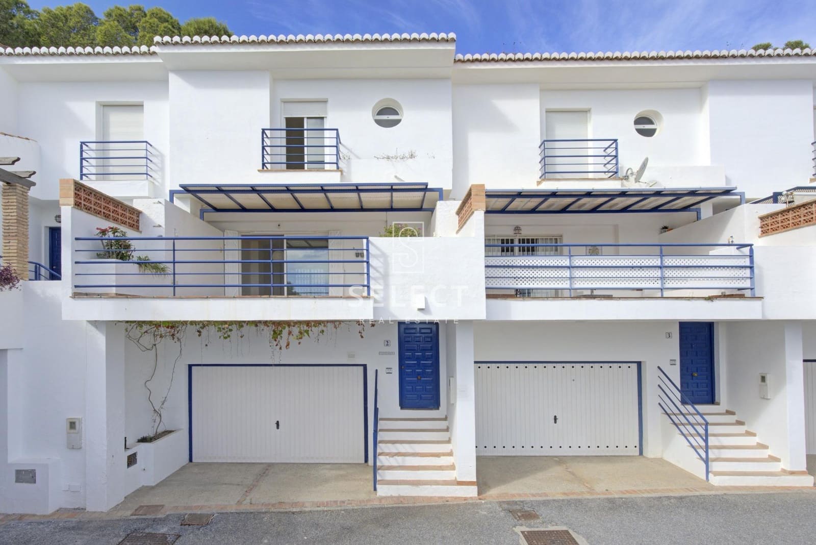 3 slaapkamer Rijtjeshuis te koop in La Herradura met zwembad garage - € 420.000 (Ref: 9410983)