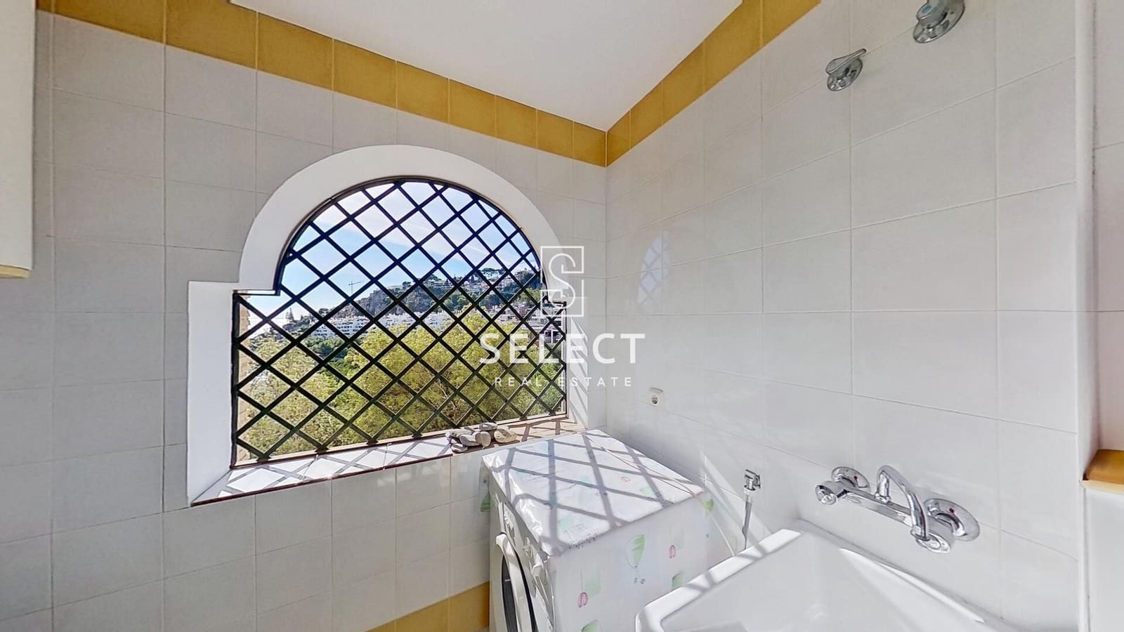 2 bedroom Apartment for sale in La Herradura with pool - € 314,000 (Ref: 9440155)