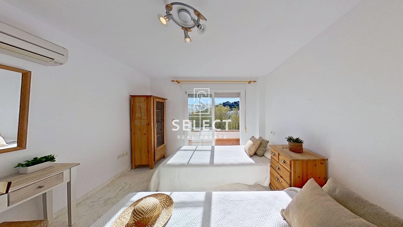 2 bedroom Apartment for sale in La Herradura with pool - € 314,000 (Ref: 9440155)