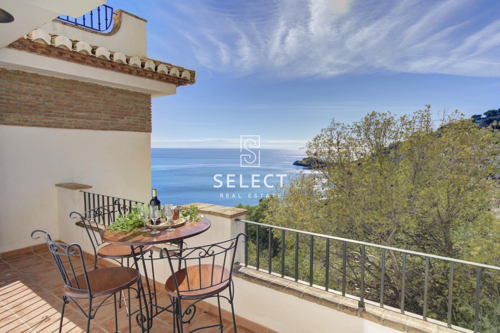 2 bedroom Apartment for sale in La Herradura with pool - € 314,000 (Ref: 9440155)